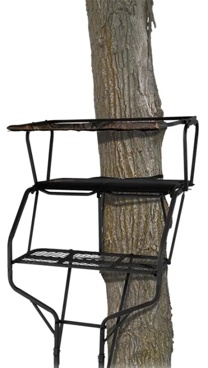 Přenosný posed na strom pro 2 osoby BIG GAME GUARDIAN XLT LADDERSTAND lze jednoduše složit, přenést a opřít o strom. Extra široké sedadlo, nastavitelná střelecká podpěra. Výška: 5,5 m, nosnost 226 kg.